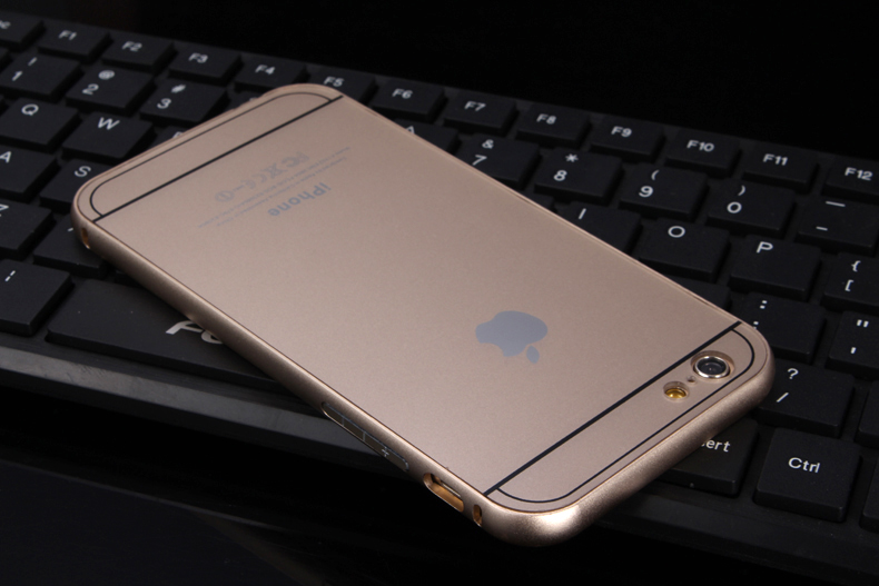 Чехол бампер с крышкой iPhone 5,6 золотого цвета вниз головой на клавиатуре