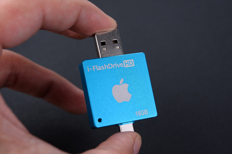 i FlashDrive HD флеш карта для устройств Apple держит в руках
