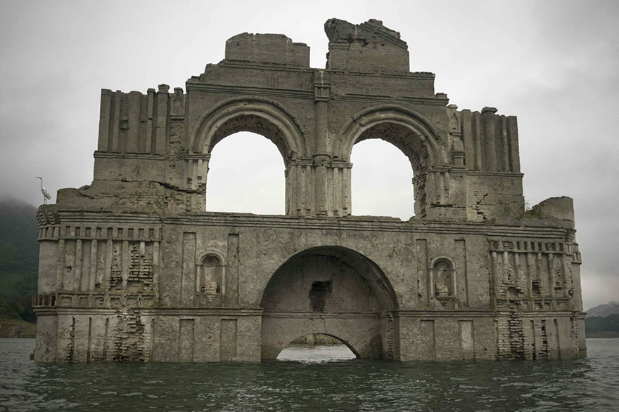 400-летняя Церковь выглядывает из воды в Мексике 2