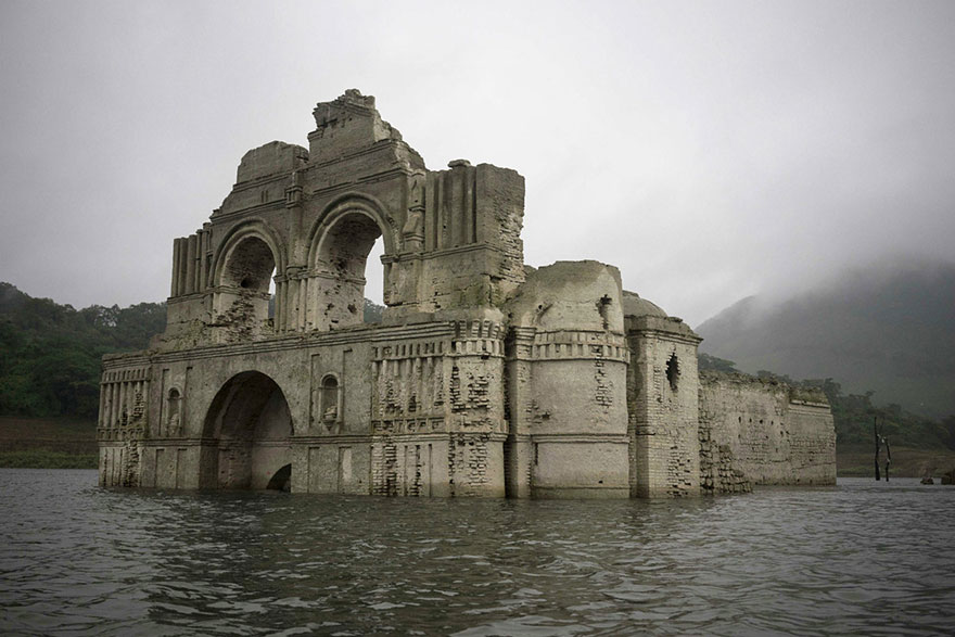 400-летняя Церковь выглядывает из воды в Мексике 3